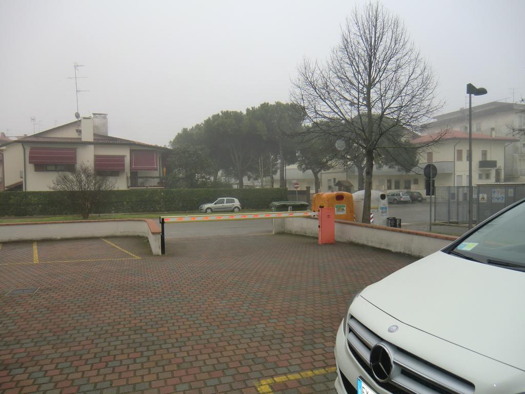 Residence Elisa Piano Terra Con Giardino E Posto Spiaggia Incluso Каорле Номер фото